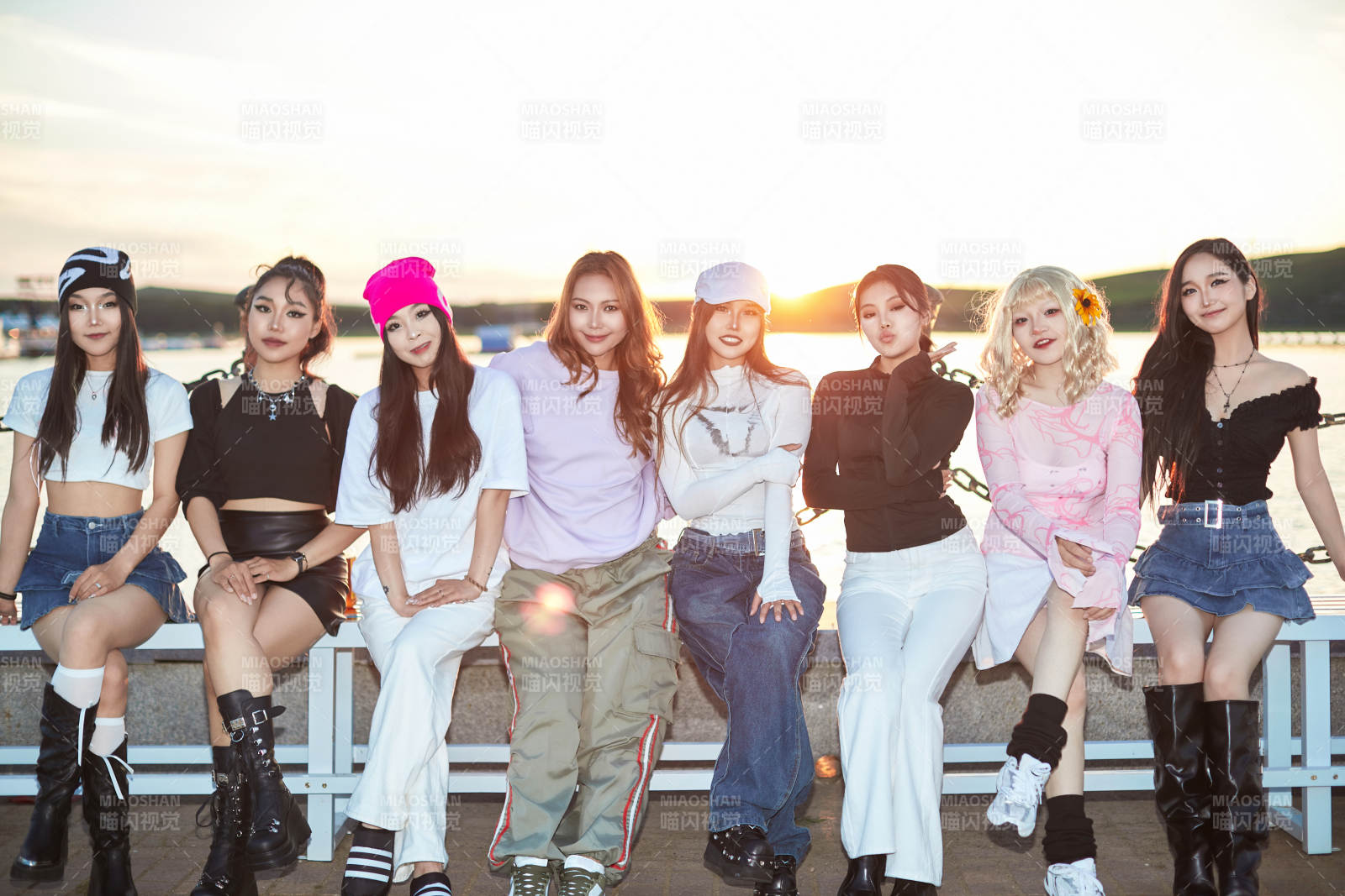 盛夏在草原湖边游玩拍照游的姑娘们