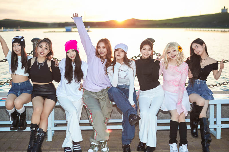 盛夏在草原湖边游玩拍照游的姑娘们