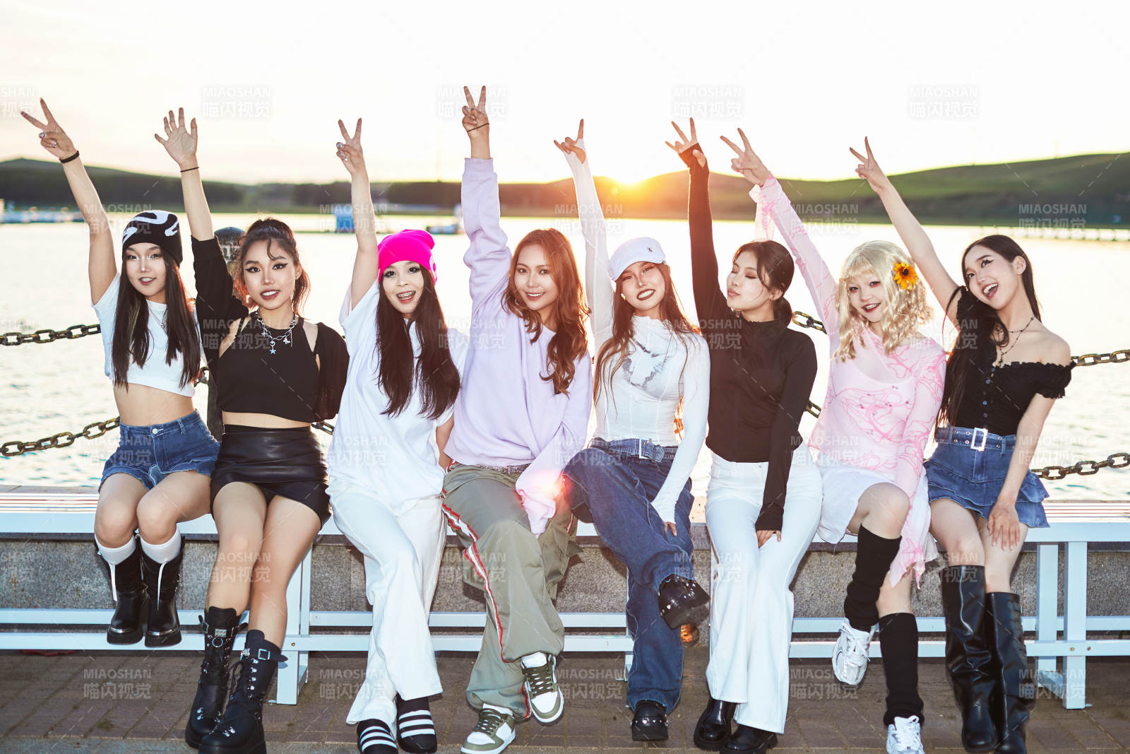 盛夏在草原湖边游玩拍照游的姑娘们