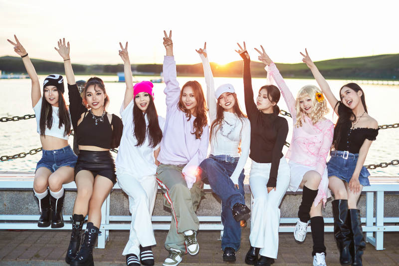 盛夏在草原湖边游玩拍照游的姑娘们