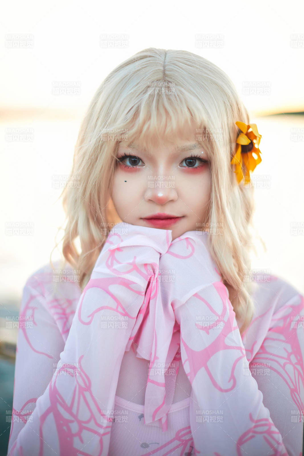 夕阳湖边打卡点拍照的美丽亚洲女性