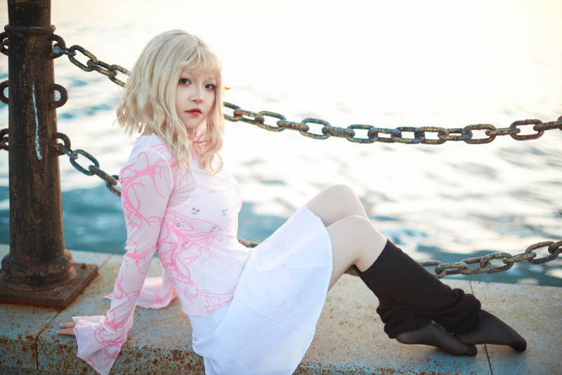 夕阳湖边打卡点拍照的美丽亚洲女性