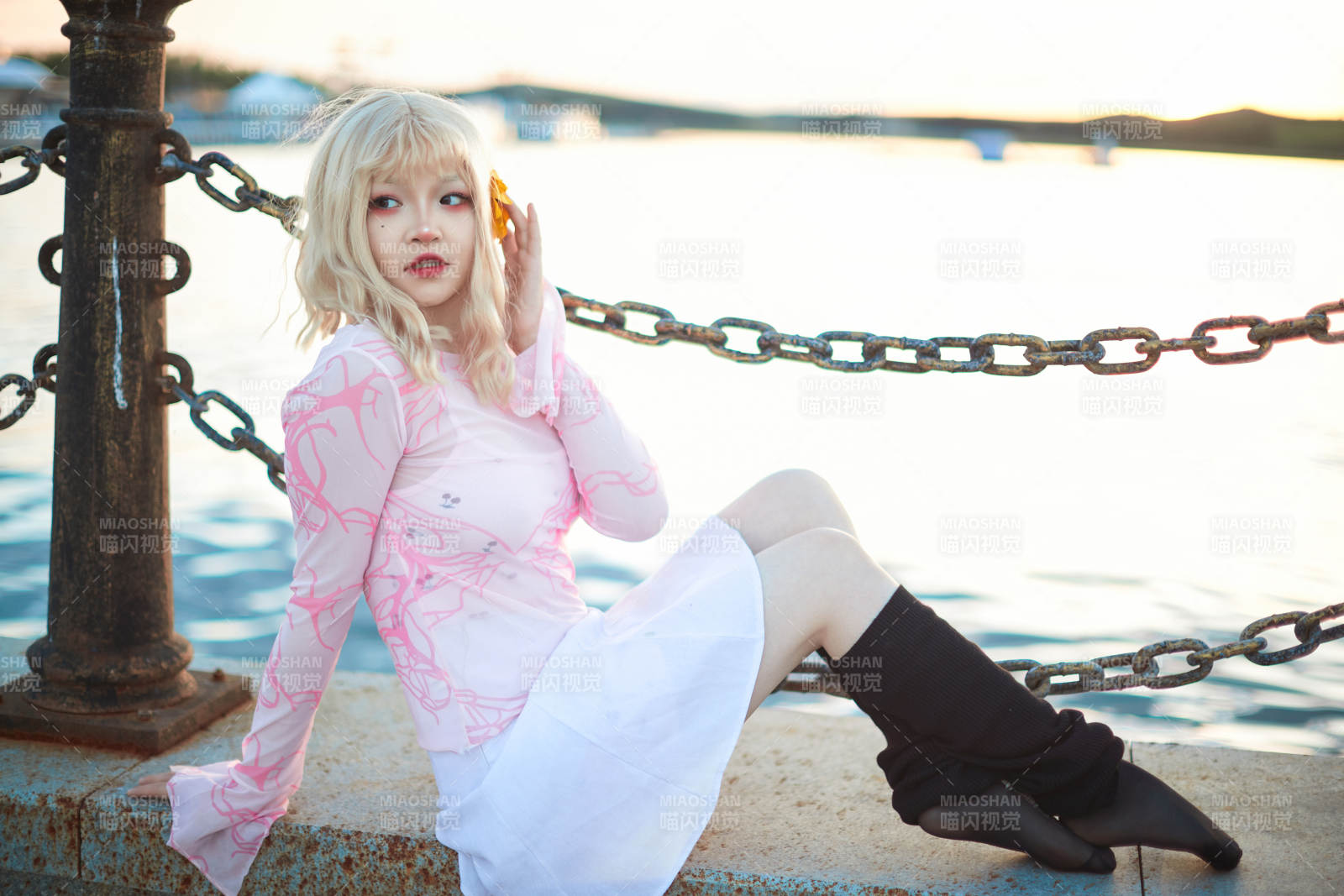 夕阳湖边打卡点拍照的美丽亚洲女性