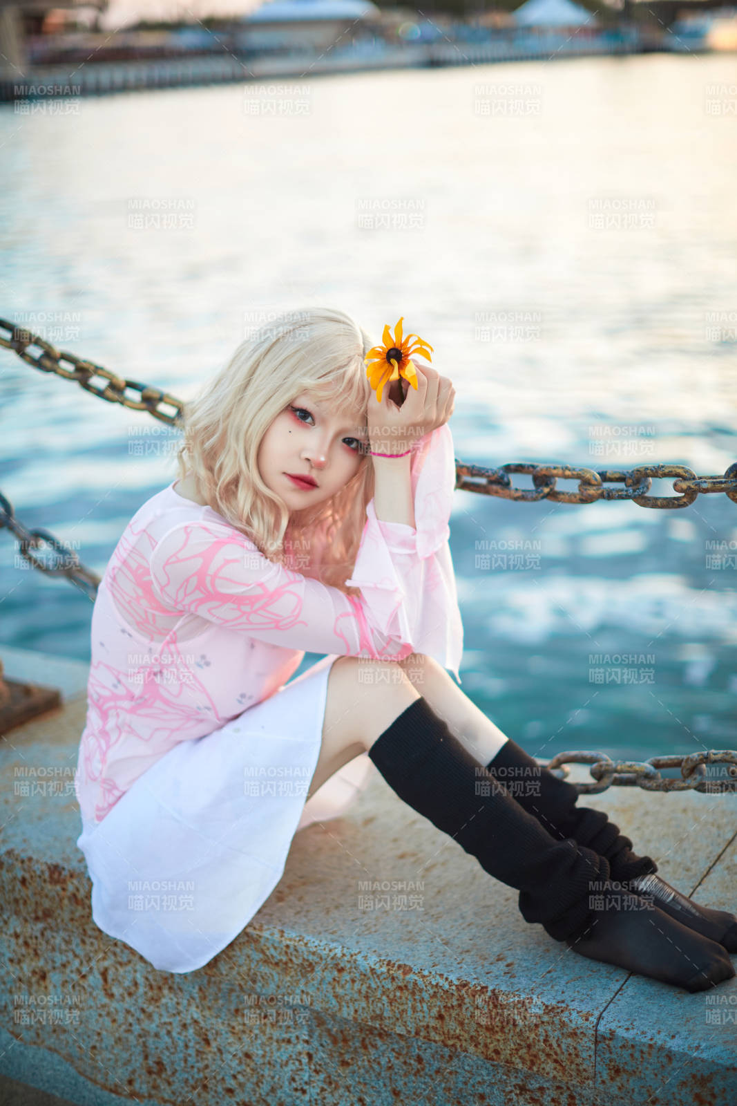 夕阳湖边打卡点拍照的美丽亚洲女性