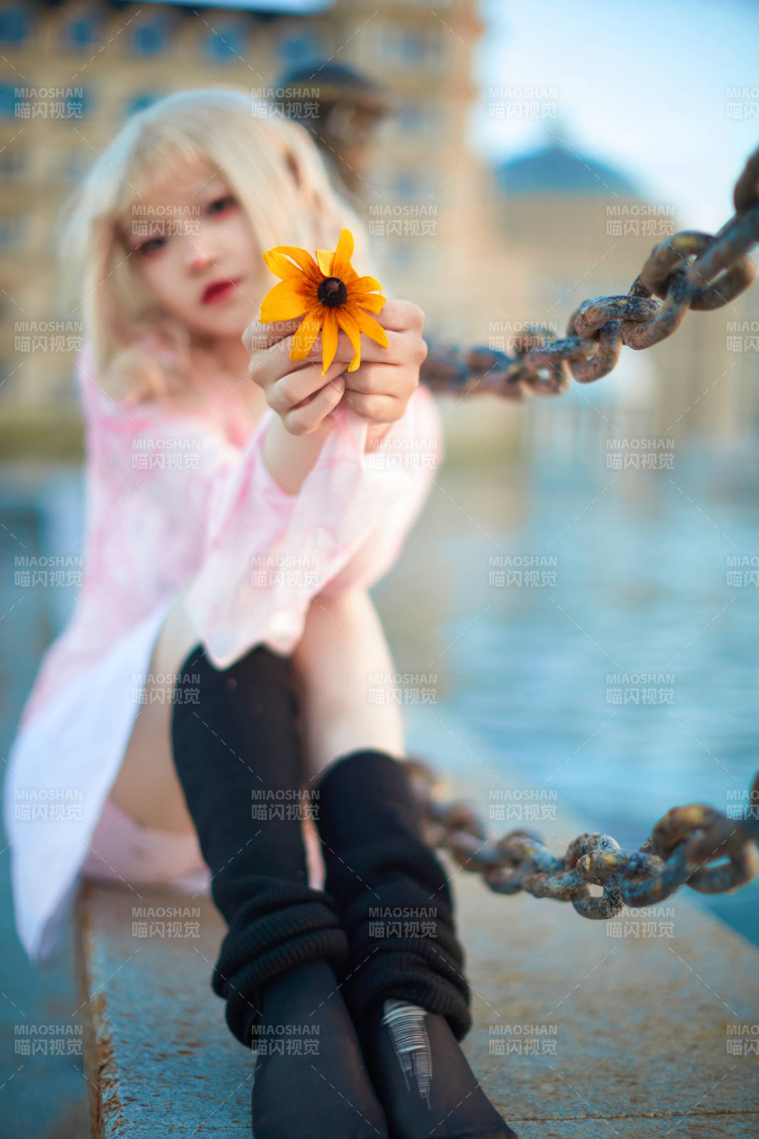 夕阳湖边打卡点拍照的美丽亚洲女性