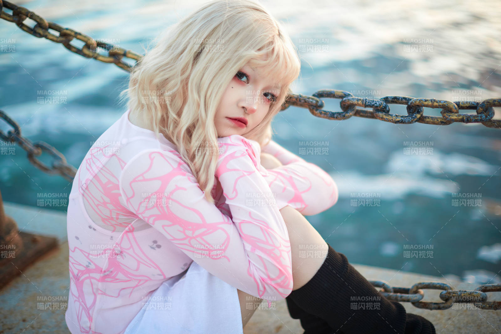 夕阳湖边打卡点拍照的美丽亚洲女性