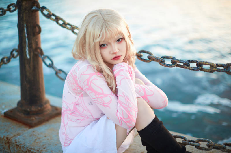 夕阳湖边打卡点拍照的美丽亚洲女性