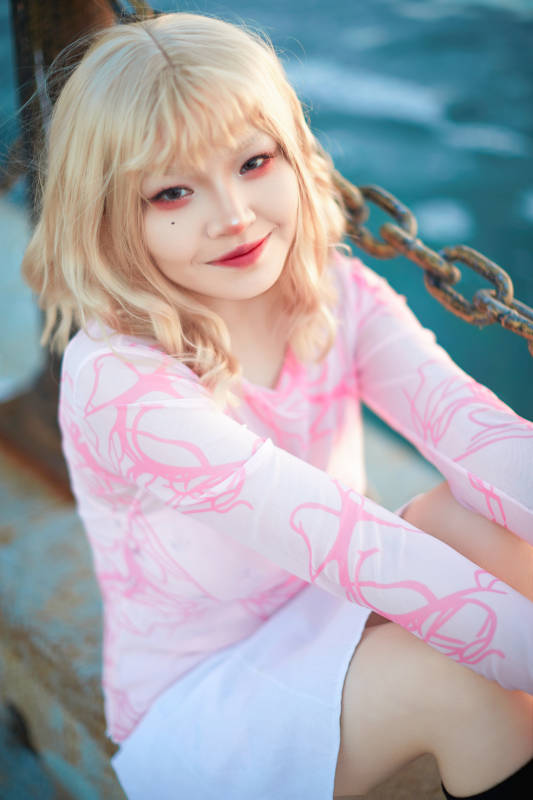 夕阳湖边打卡点拍照的美丽亚洲女性