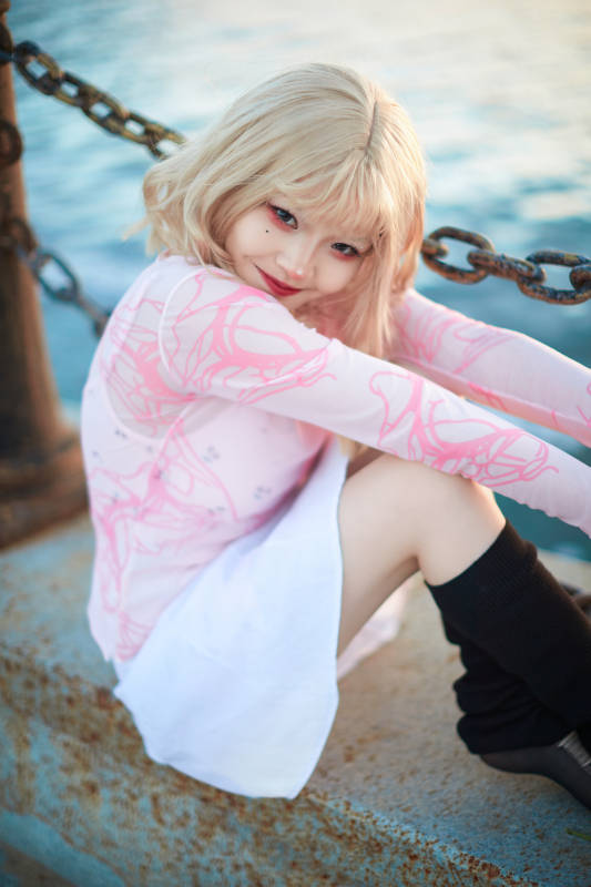 夕阳湖边打卡点拍照的美丽亚洲女性