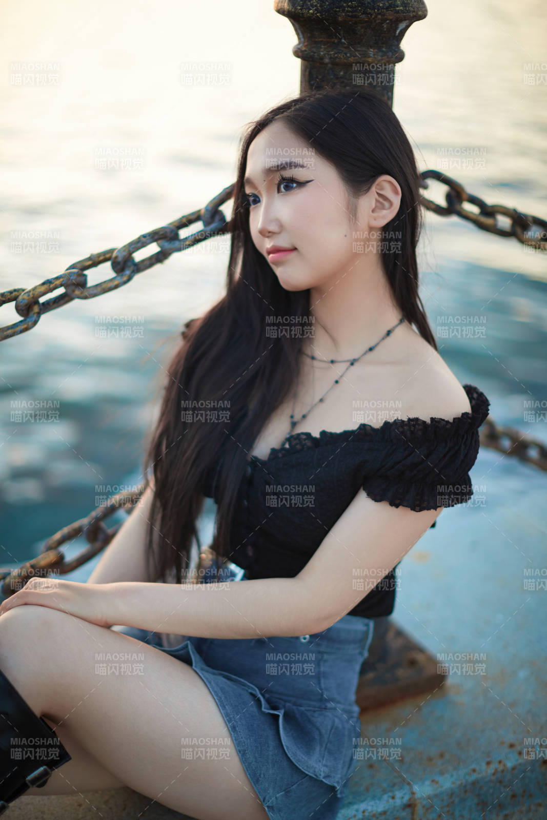 夕阳湖边打卡点拍照的美丽亚洲女性