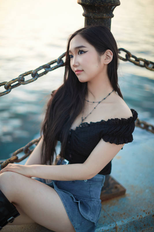 夕阳湖边打卡点拍照的美丽亚洲女性