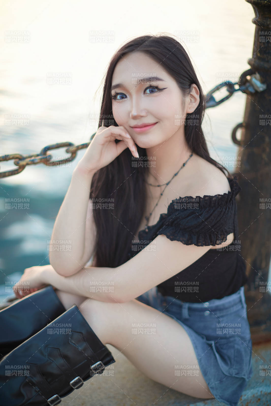 夕阳湖边打卡点拍照的美丽亚洲女性