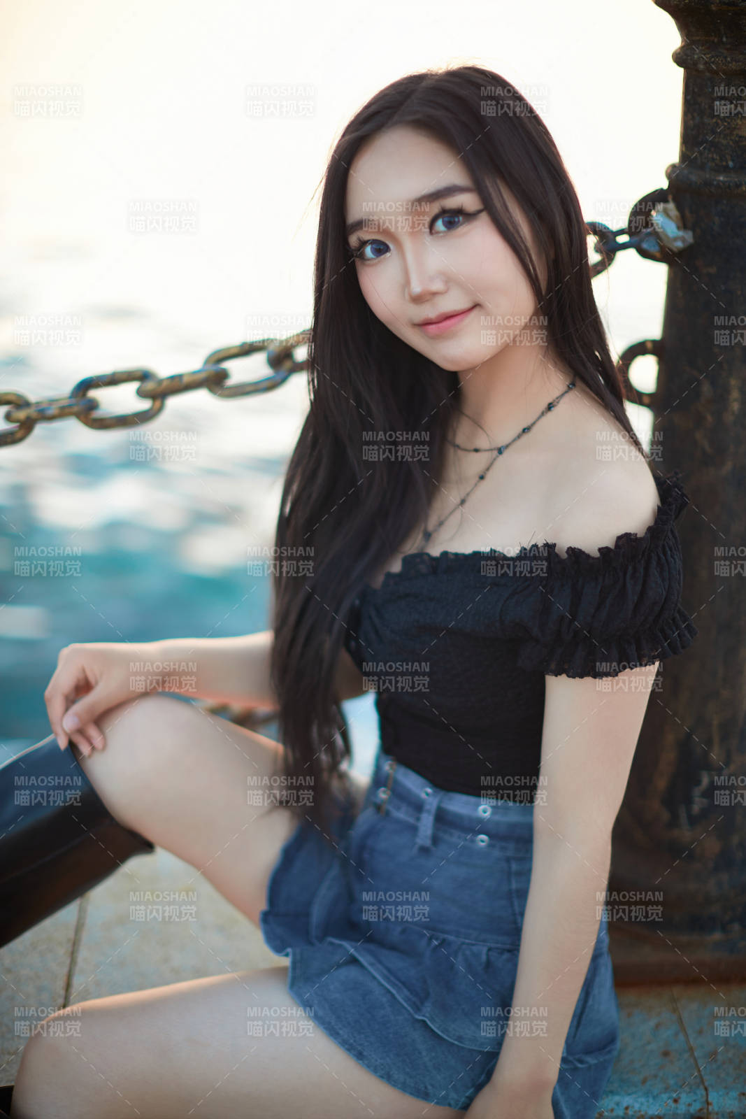 夕阳湖边打卡点拍照的美丽亚洲女性