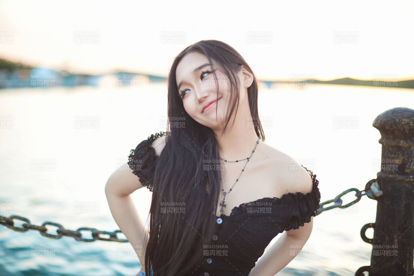 夕阳湖边打卡点拍照的美丽亚洲女性