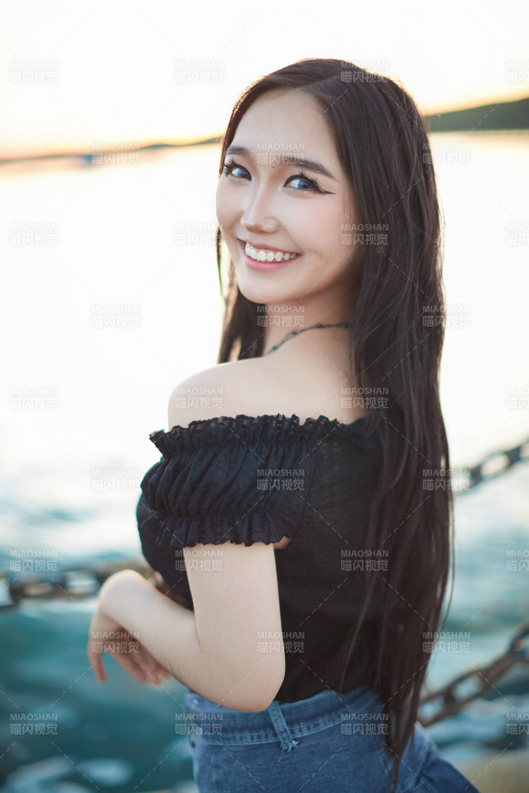 夕陽湖邊打卡點拍照的美麗亞洲女性