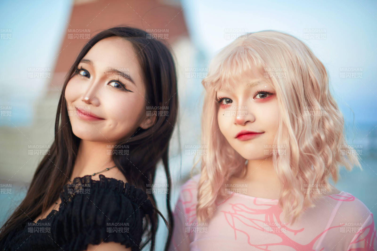 在旅游区湖边打卡点拍照的美女闺蜜