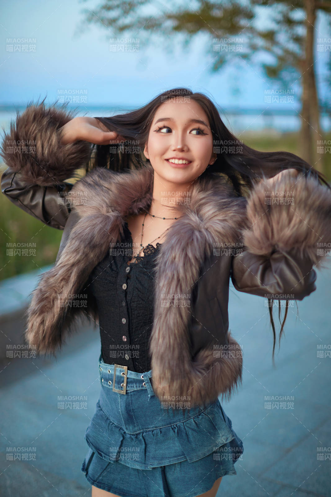 秋天在旅游景区户外拍照的蒙古族姑娘