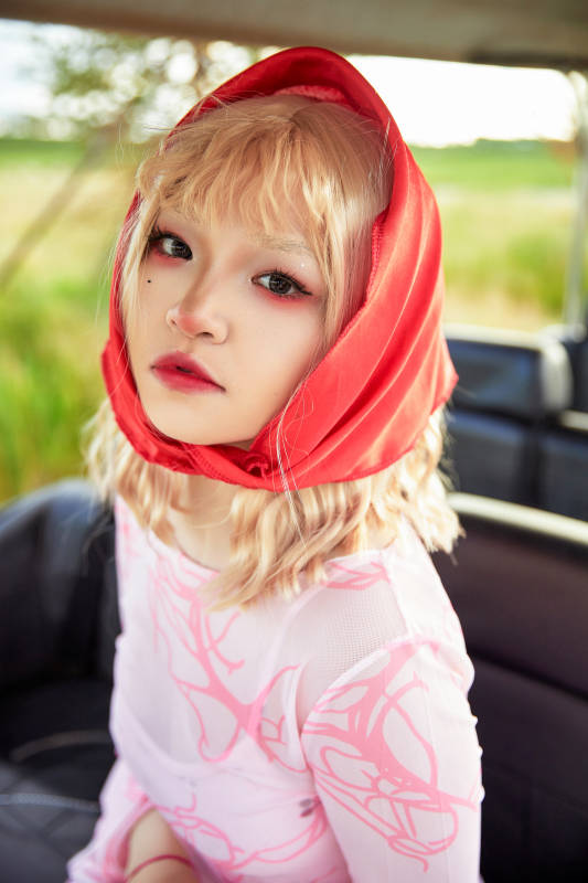 在旅游观光车上拍照的亚洲美女