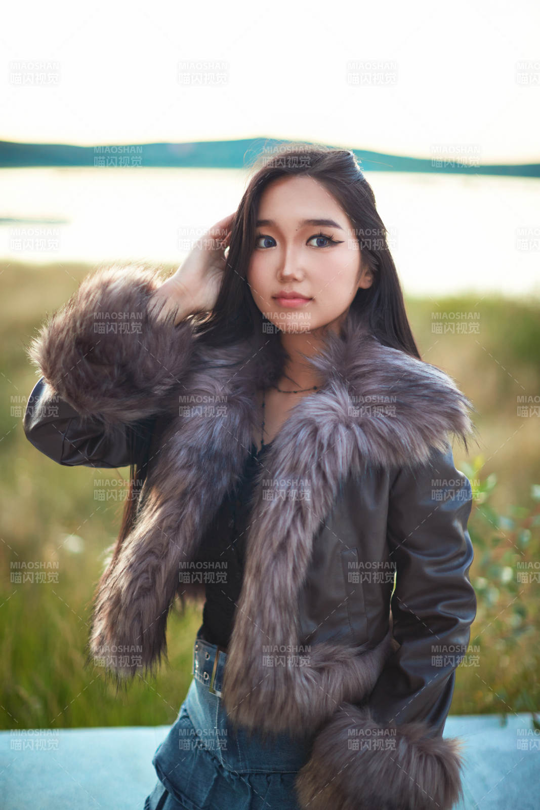 秋天在旅游景区户外拍照的蒙古族姑娘