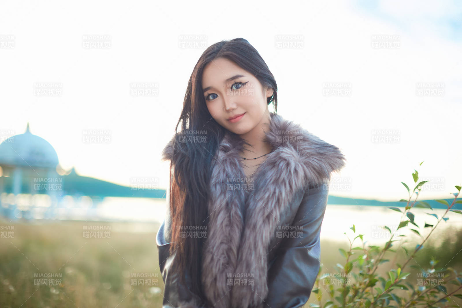 秋天在旅游景区户外拍照的蒙古族姑娘