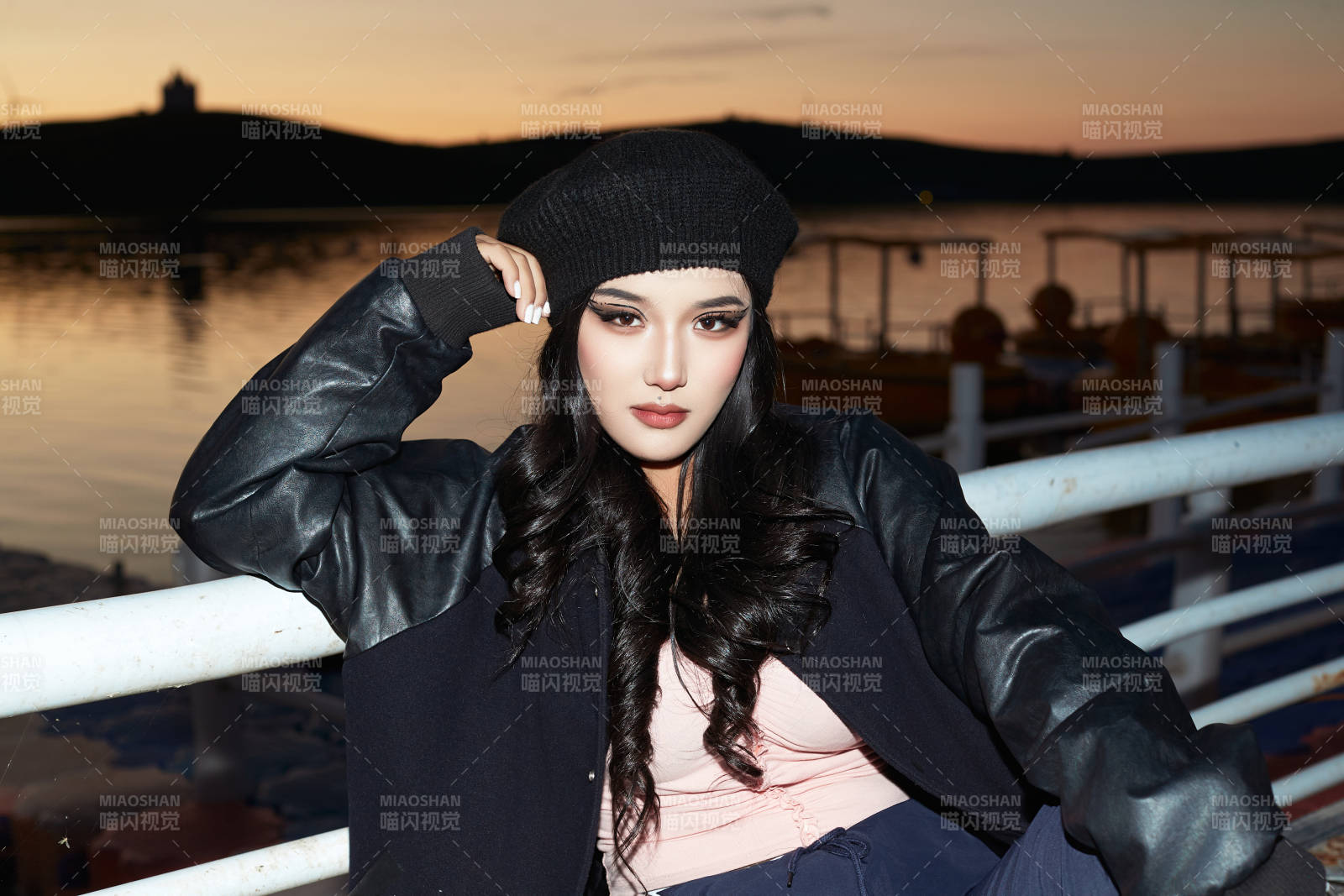 傍晚在湖边欣赏风景拍照的蒙古族美女