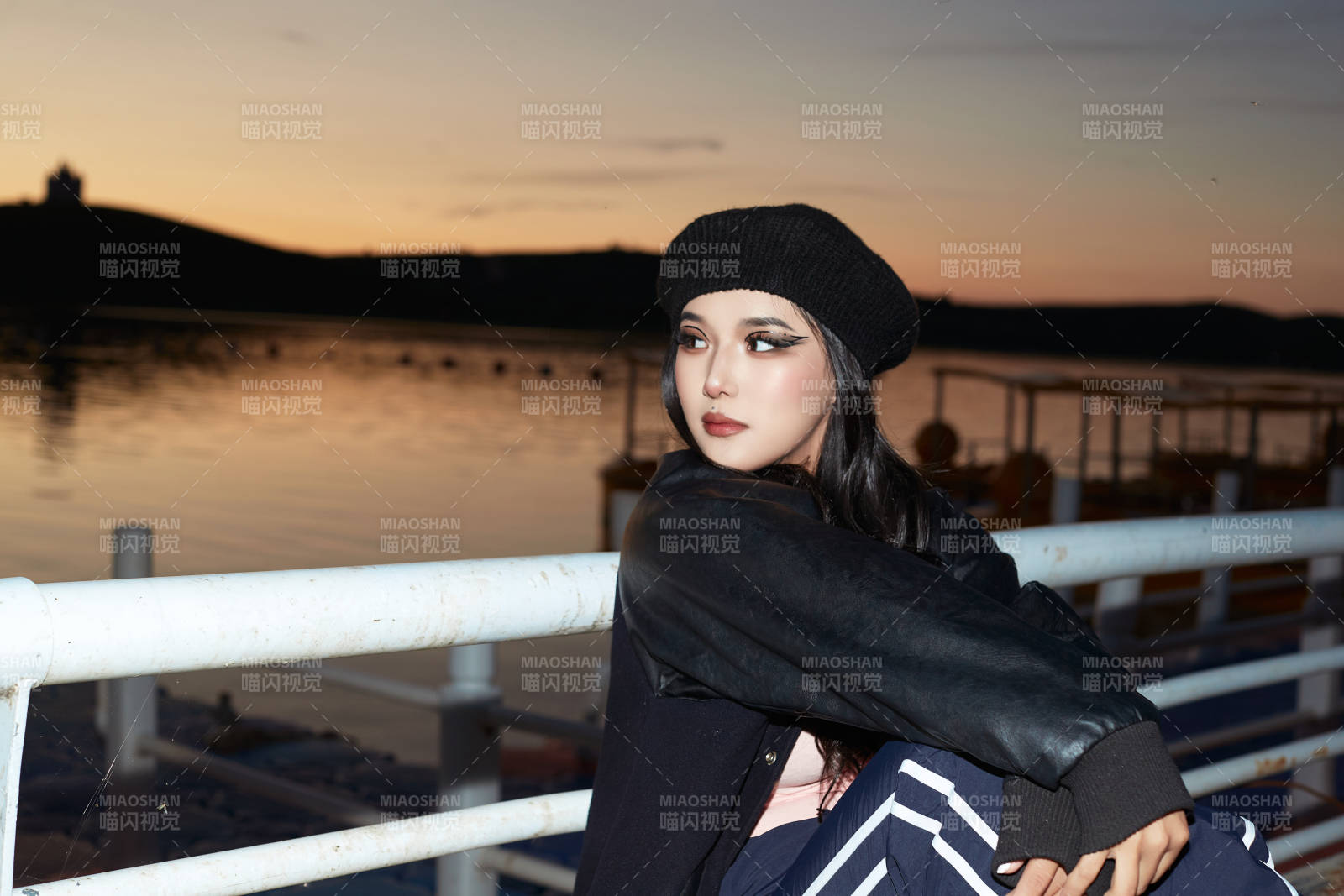 傍晚在湖边欣赏风景拍照的蒙古族美女