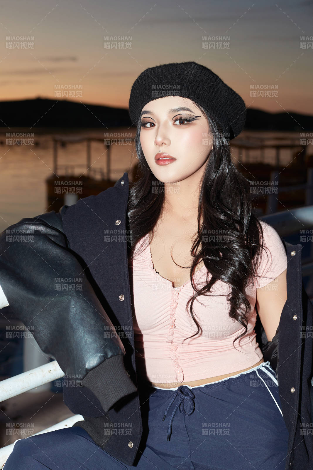 傍晚在湖边欣赏风景拍照的蒙古族美女