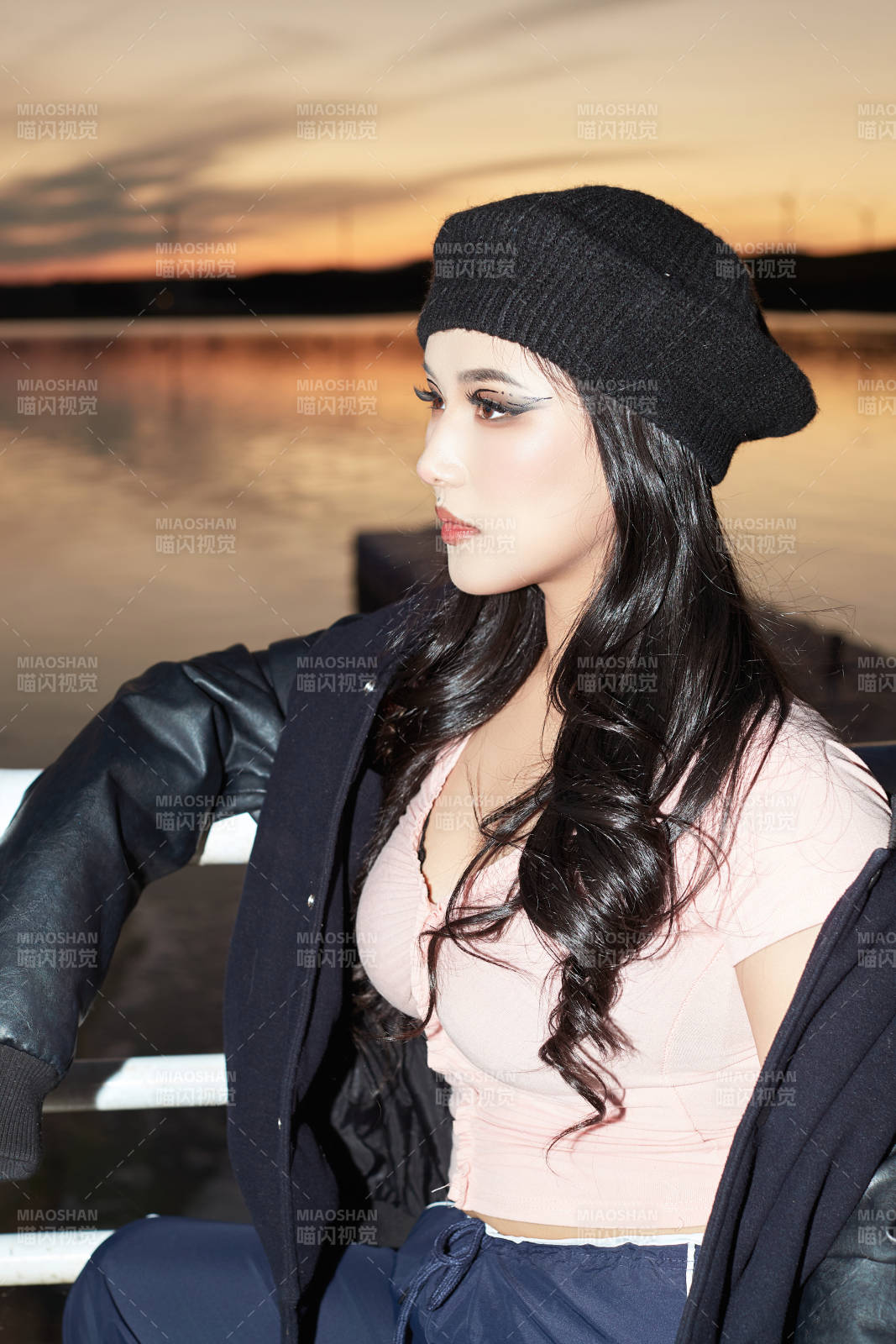 傍晚在湖边欣赏风景拍照的蒙古族美女