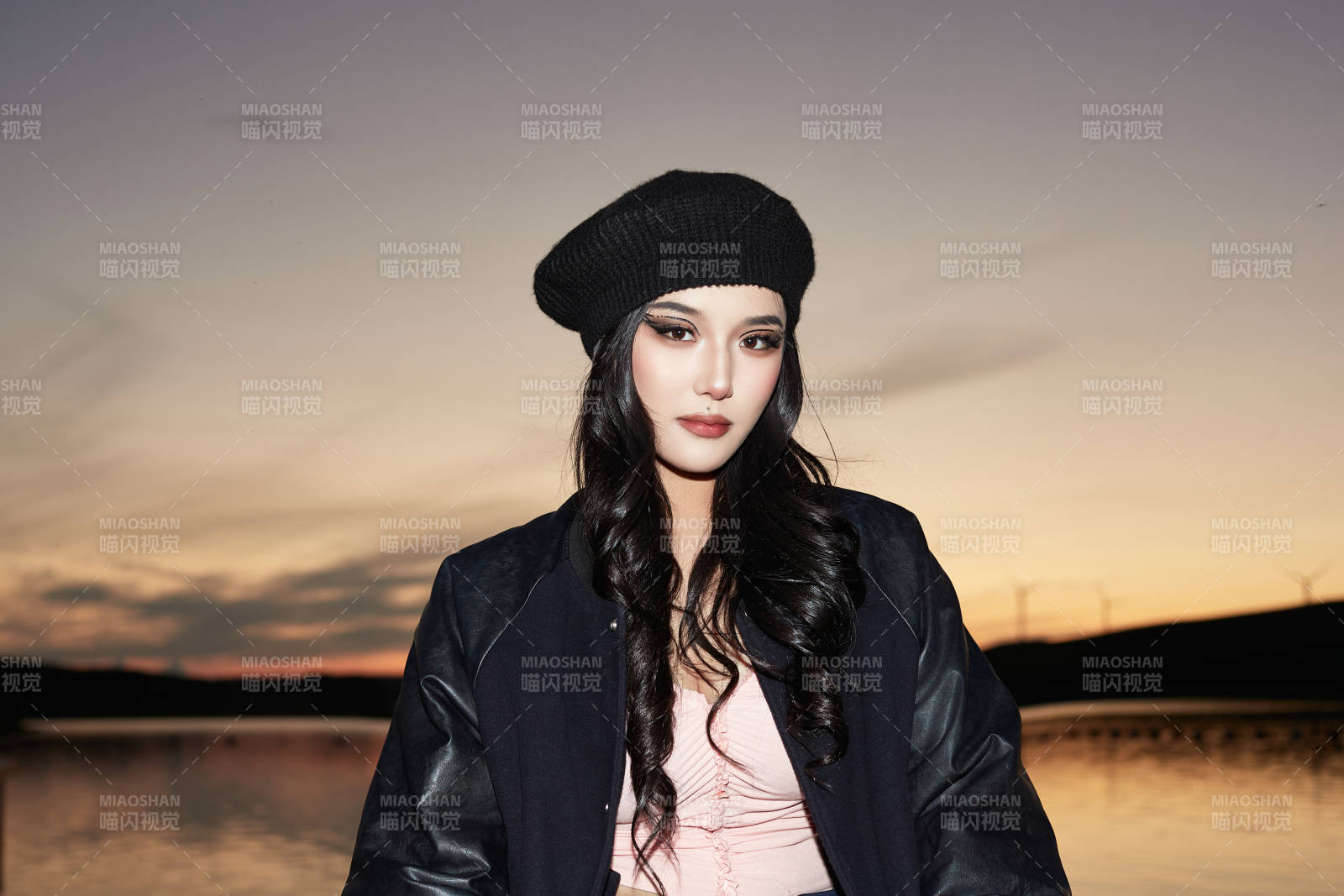 傍晚在湖边欣赏风景拍照的蒙古族美女