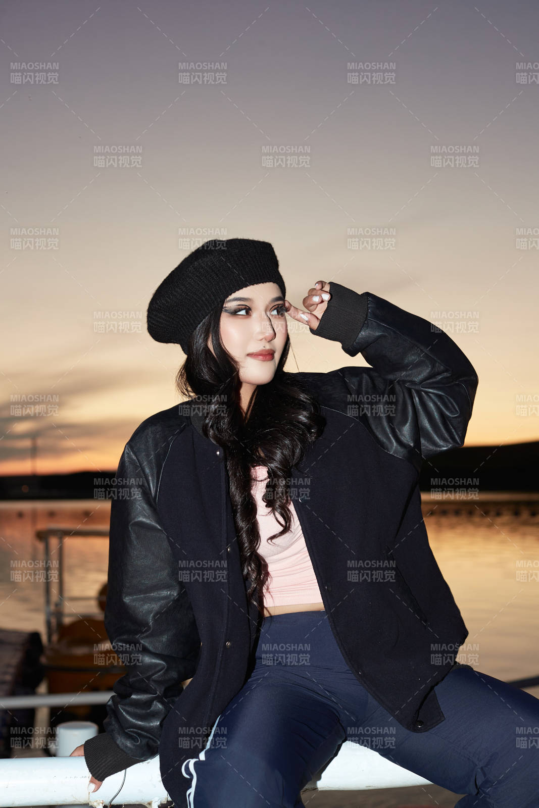 傍晚在湖边欣赏风景拍照的蒙古族美女