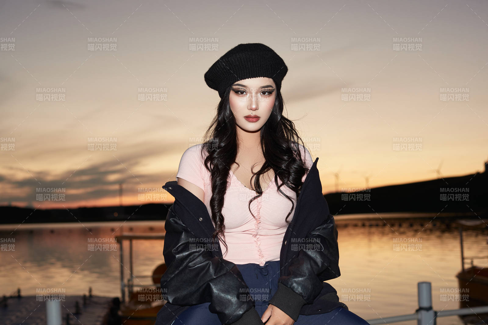 傍晚在湖边欣赏风景拍照的蒙古族美女