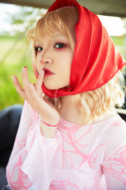 在旅游观光车上拍照的亚洲美女