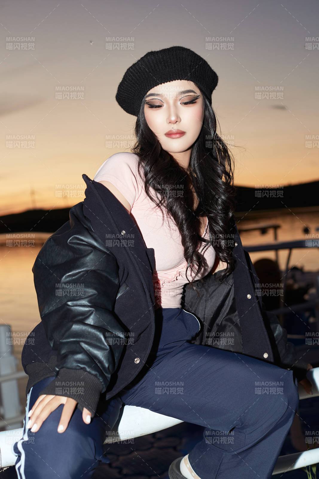 傍晚在湖边欣赏风景拍照的蒙古族美女