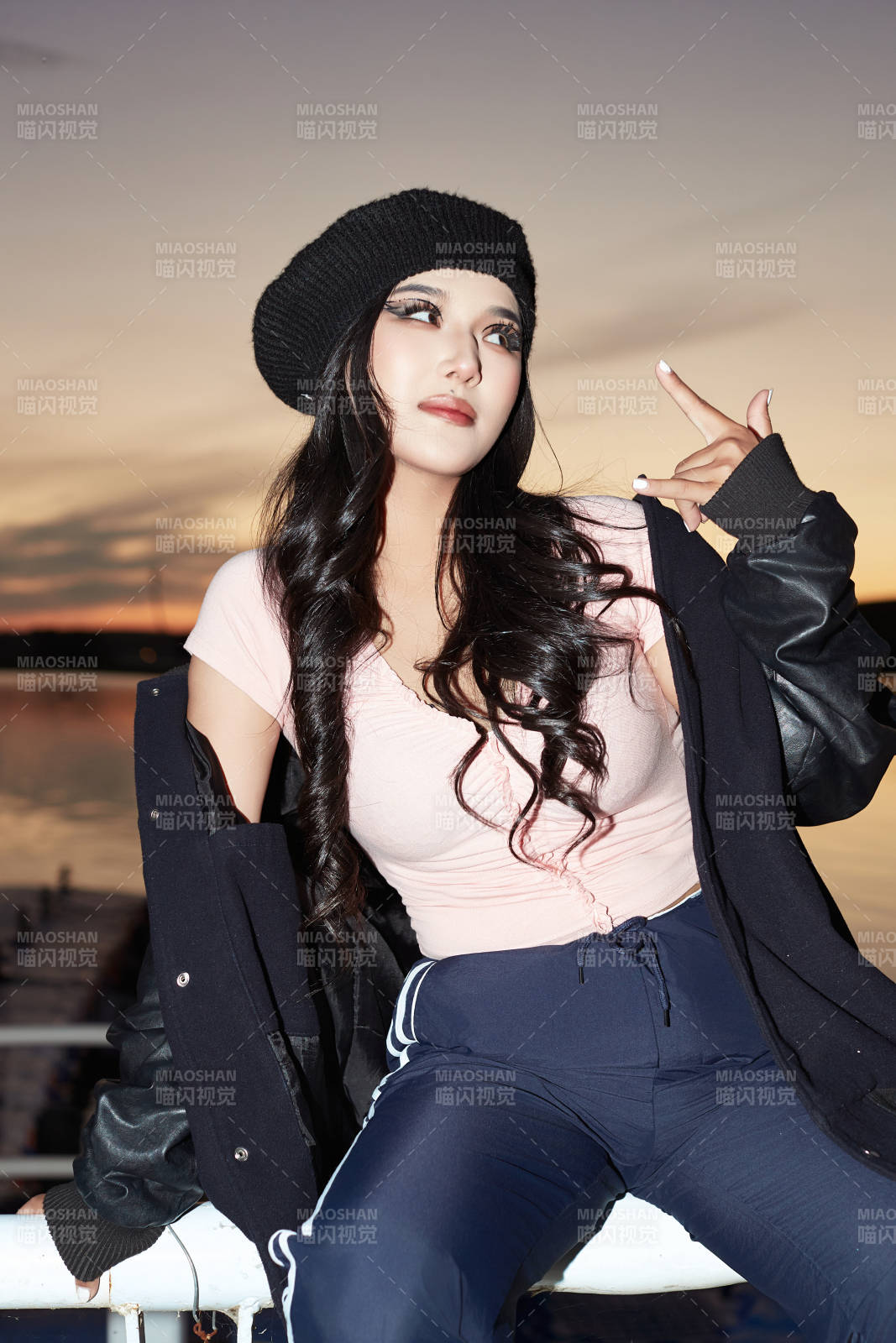 傍晚在湖边欣赏风景拍照的蒙古族美女