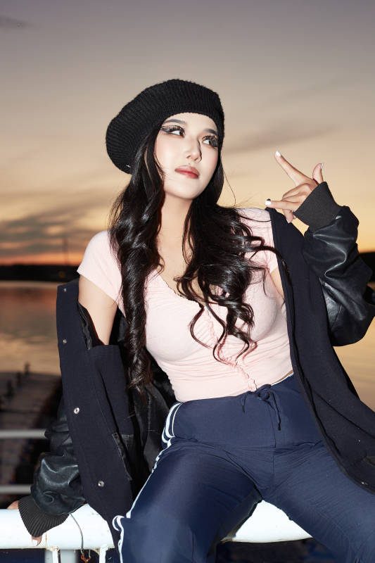 傍晚在湖边欣赏风景拍照的蒙古族美女