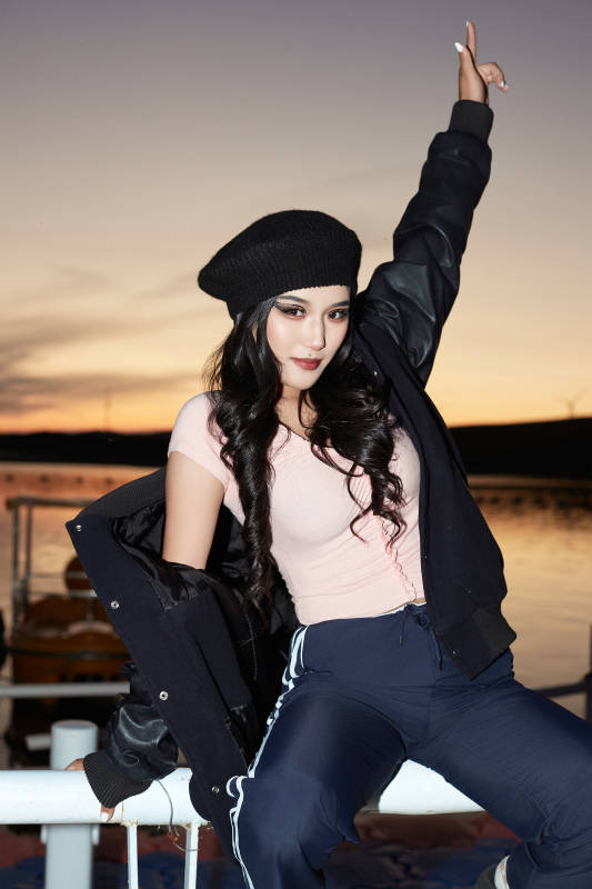 傍晚在湖边欣赏风景拍照的蒙古族美女