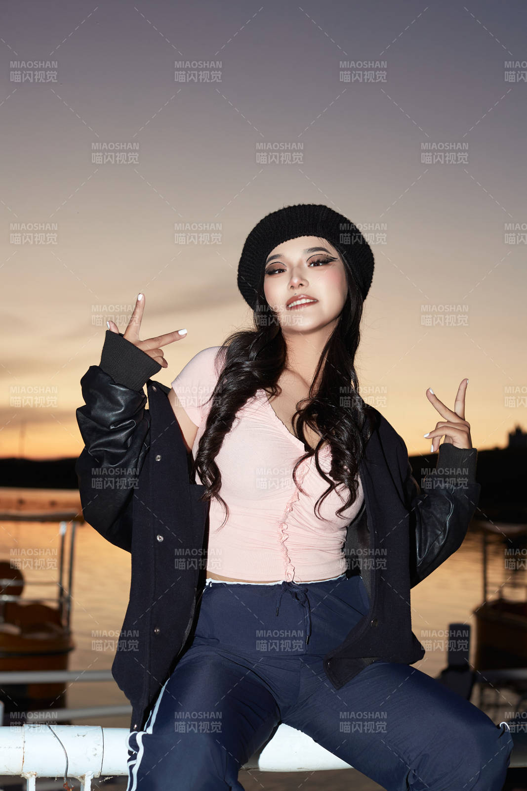 傍晚在湖边欣赏风景拍照的蒙古族美女