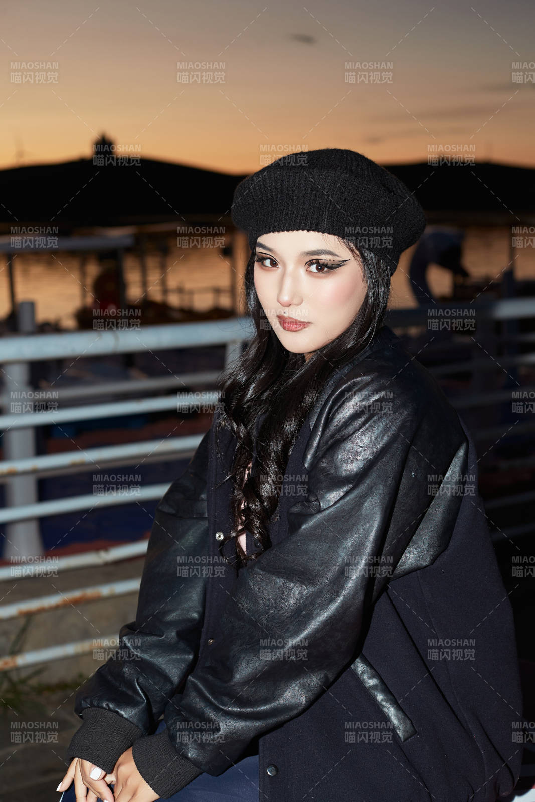 傍晚在湖边欣赏风景拍照的蒙古族美女