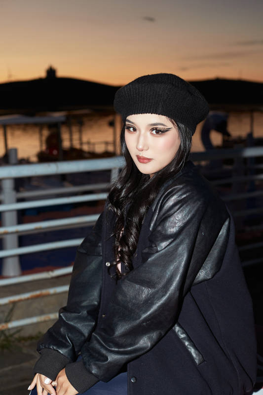 傍晚在湖边欣赏风景拍照的蒙古族美女