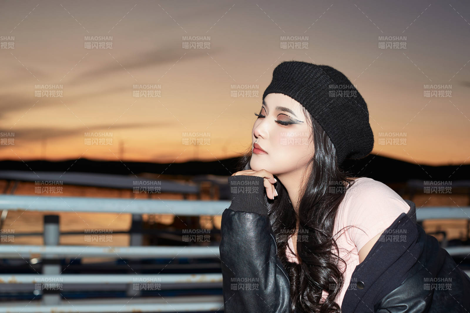 傍晚在湖邊欣賞風景拍照的蒙古族美女