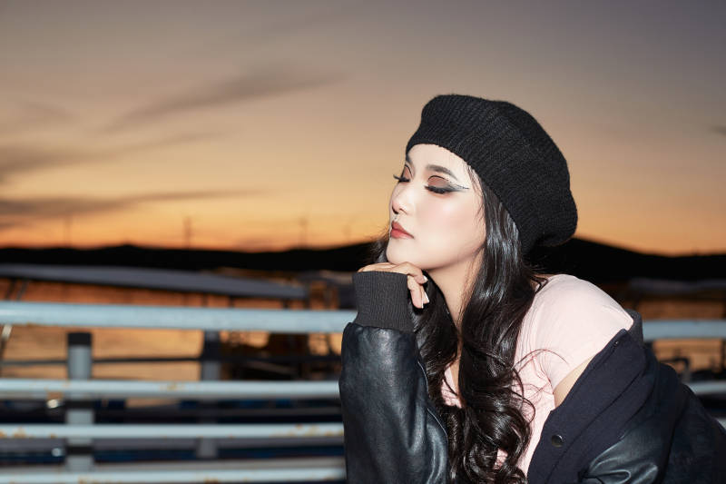 傍晚在湖边欣赏风景拍照的蒙古族美女