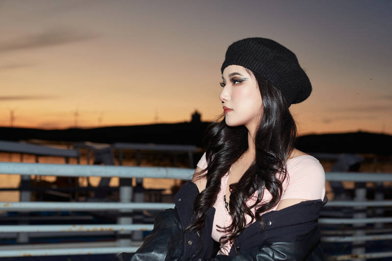 傍晚在湖边欣赏风景拍照的蒙古族美女