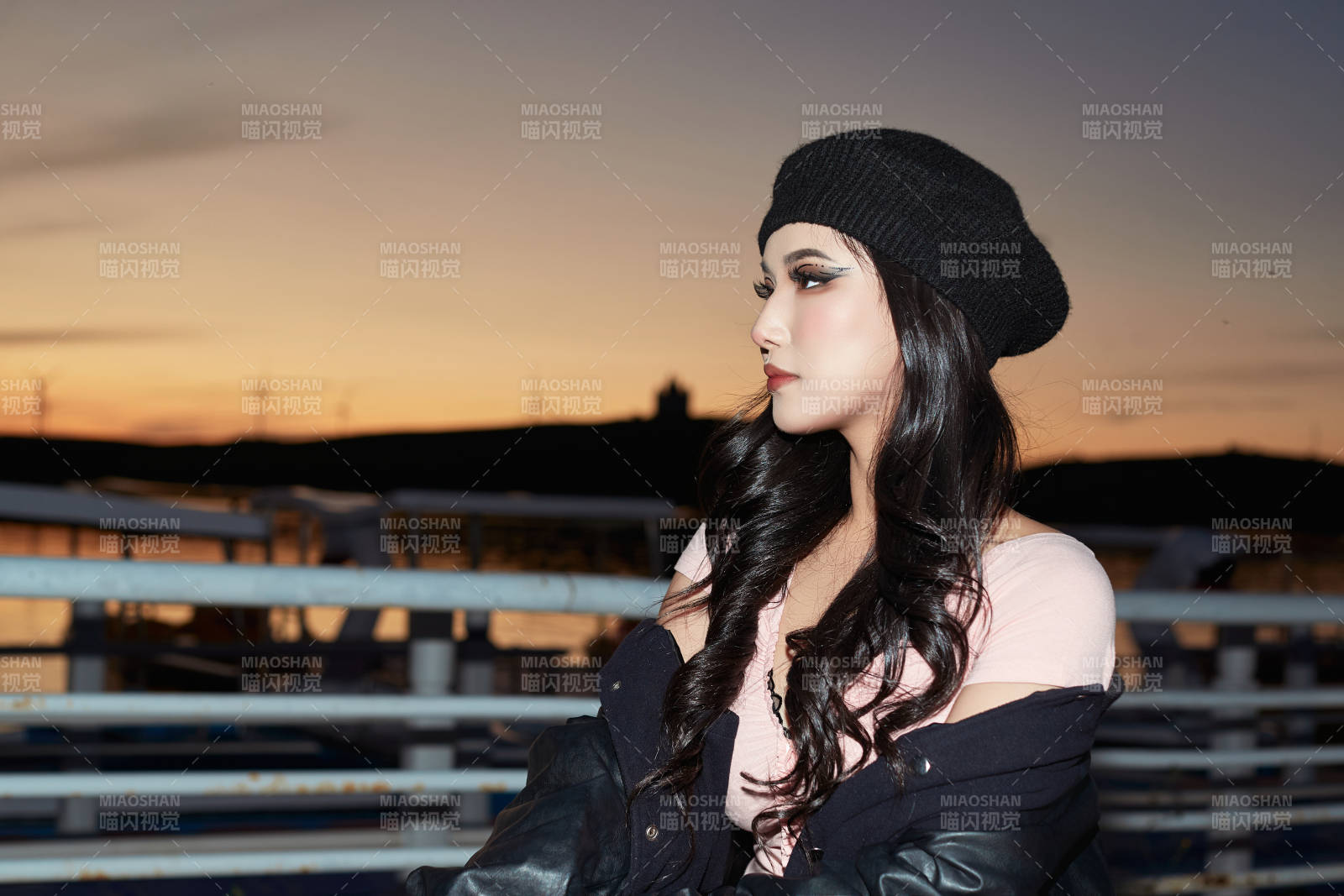 傍晚在湖边欣赏风景拍照的蒙古族美女