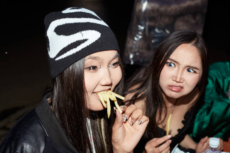 在户外享受美食的亚洲姑娘