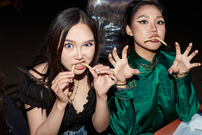 在户外享受美食的亚洲姑娘