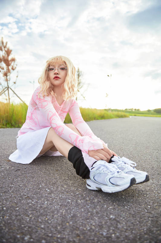 在景区旅游拍照的蒙古族美丽姑娘