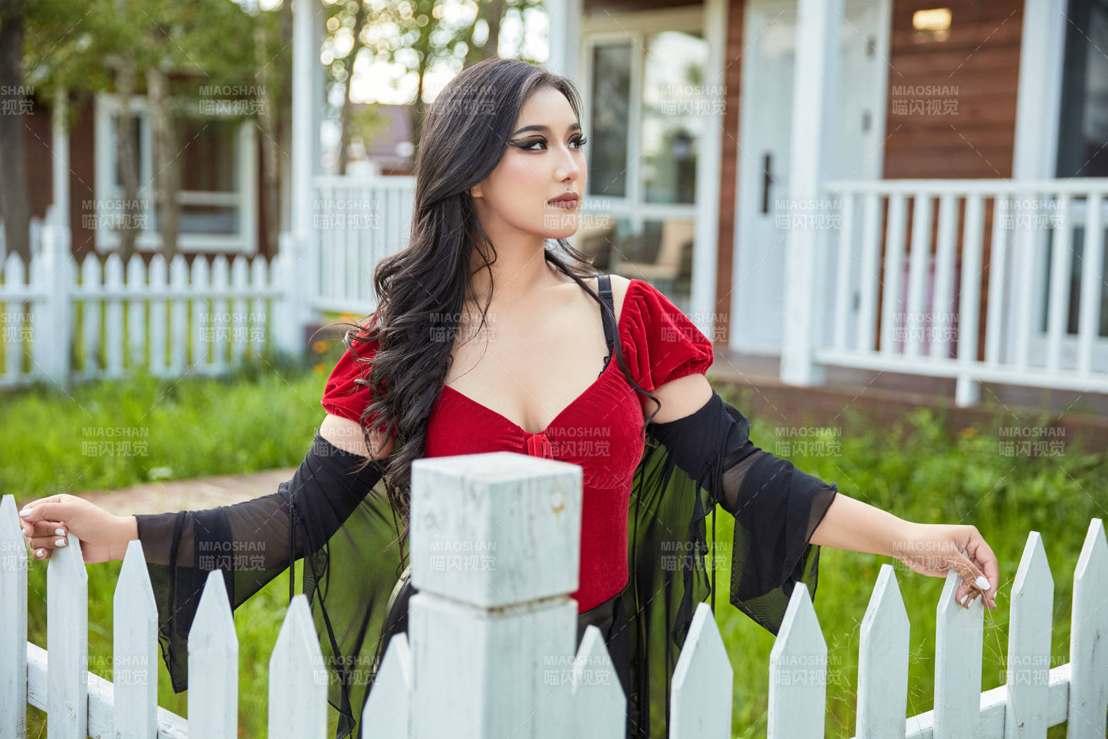 穿着性感服饰在户外拍照的亚洲女性