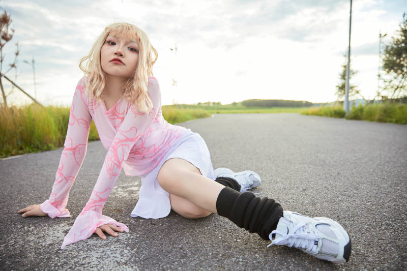 在景区旅游拍照的蒙古族美丽姑娘