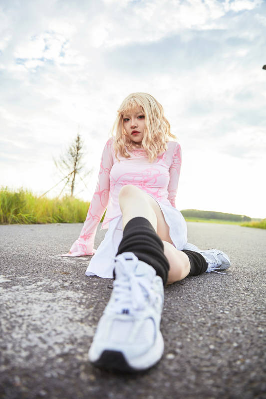 在景区旅游拍照的蒙古族美丽姑娘