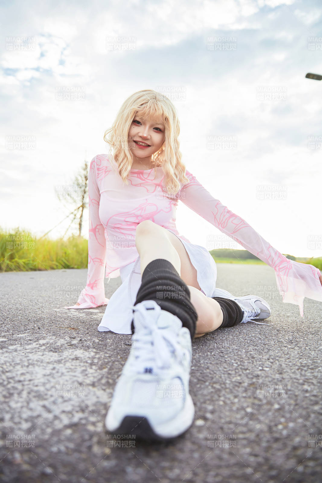 在景区旅游拍照的蒙古族美丽姑娘